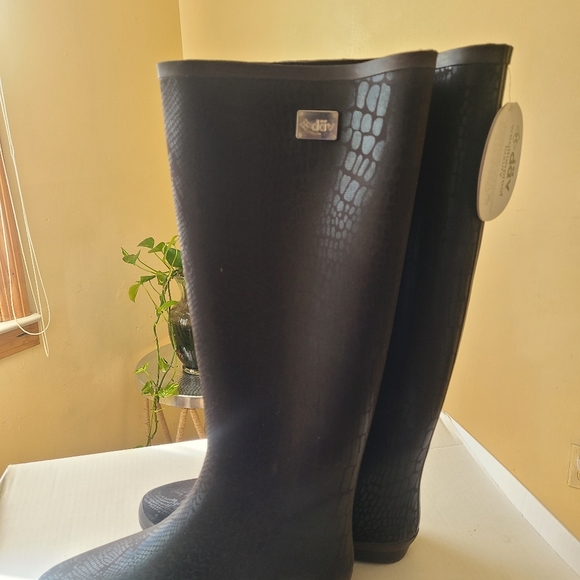 Weatherproof Boots - Picture 2 of 3